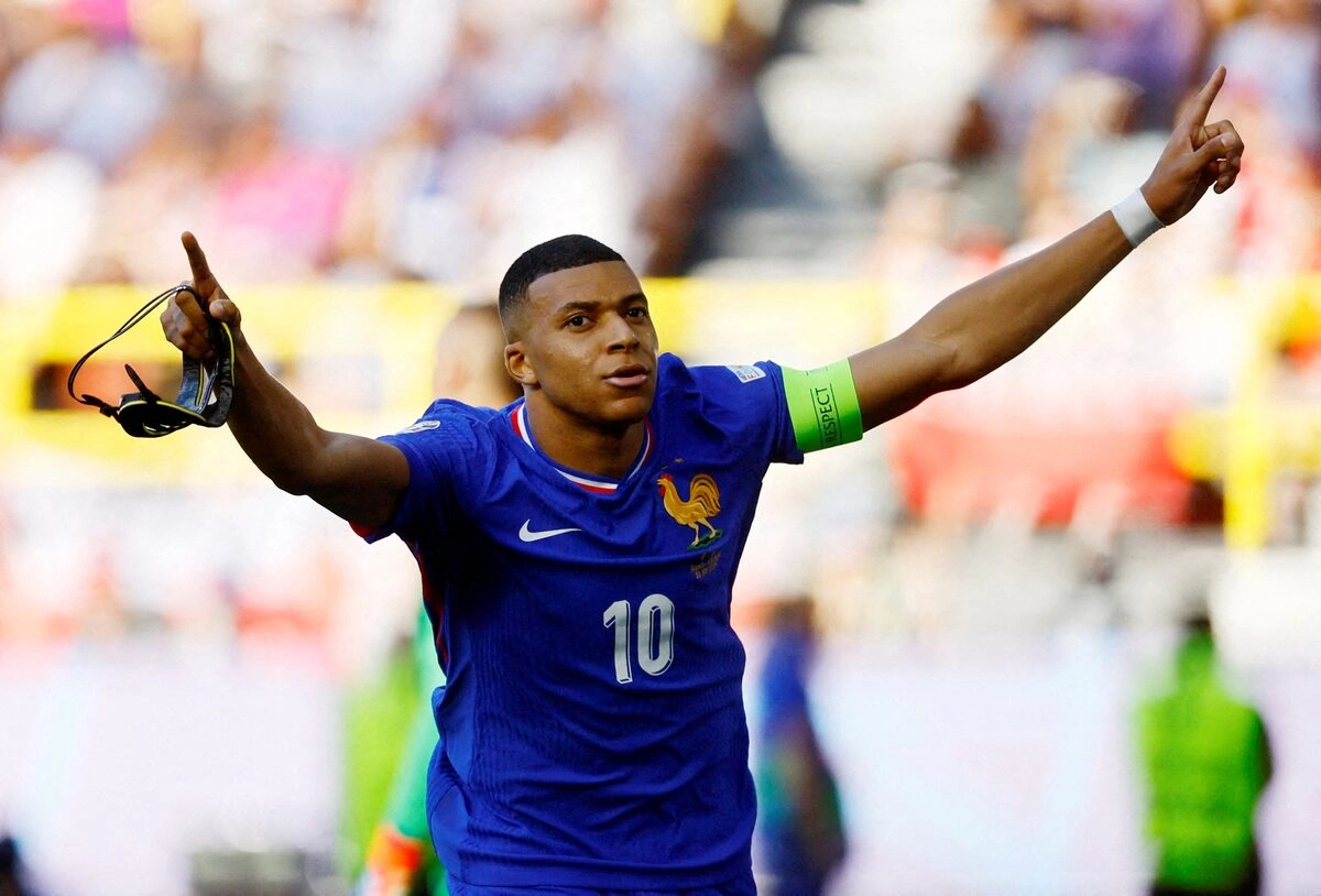 NOHU90 Cược Bóng Đá: Platini Khuyên Mbappe Tránh Chính Trị Để Giữ Lòng Người Hâm Mộ - hình ảnh - vipnohu90.com