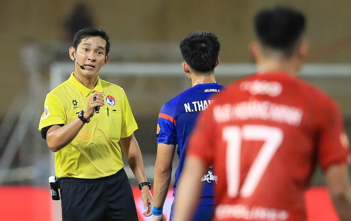 Trọng tài V-League bị treo còi sau quyết định phạt đền gây tranh cãi dù có VAR - hình ảnh - vipnohu90.com Trọng tài V-League bị treo còi sau quyết định phạt đền gây tranh cãi dù có VAR - hình ảnh - vipnohu90.com