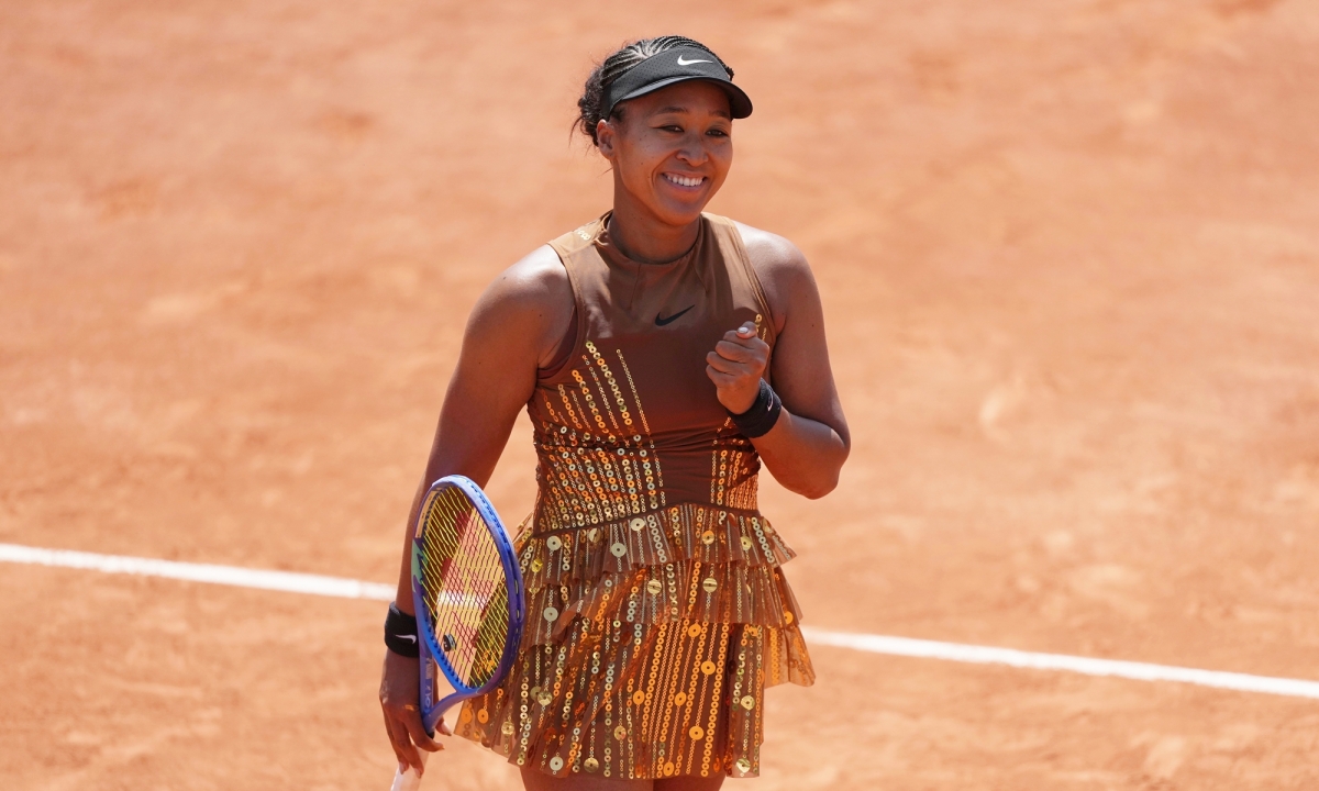 Naomi Osaka lấp lánh trên sân Roland Garros với váy sequin - hình ảnh - vipnohu90.com Naomi Osaka lấp lánh trên sân Roland Garros với váy sequin - hình ảnh - vipnohu90.com
