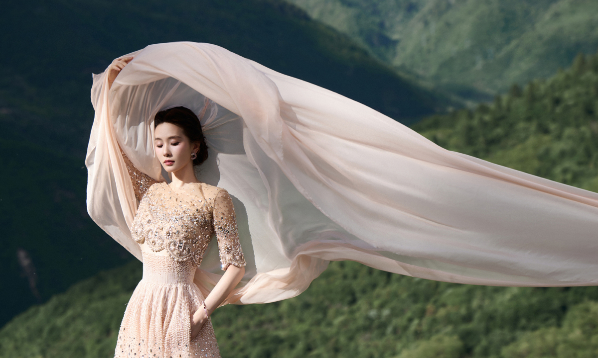 NOHU90 mới nhất 2026: Lưu Thi Thi catwalk giữa thung lũng Cửu Trại Câu - hình ảnh - vipnohu90.com