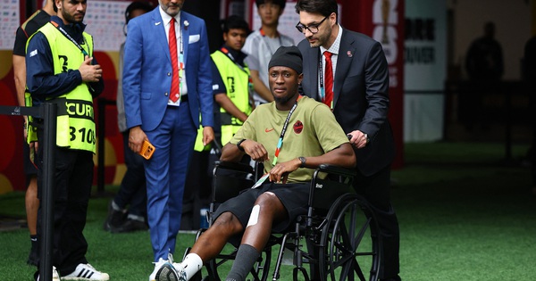 Tiền đạo Canada xuất hiện trên xe lăn sau chấn thương kinh hoàng, FIFA phạt nguội cực nặng sao Qatar - hình ảnh - vipnohu90.com Tiền đạo Canada xuất hiện trên xe lăn sau chấn thương kinh hoàng, FIFA phạt nguội cực nặng sao Qatar - hình ảnh - vipnohu90.com