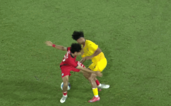 Cầu thủ Malaysia đạp vào ngực đối phương: Bạo lực trên sân U19 Đông Nam Á 2026 - hình ảnh - vipnohu90.com Cầu thủ Malaysia đạp vào ngực đối phương: Bạo lực trên sân U19 Đông Nam Á 2026 - hình ảnh - vipnohu90.com