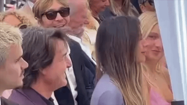 Vợ Beckham gây tranh cãi vì để Tom Cruise hôn tay – Cập nhật tin tức giải trí mới nhất trên NOHU90 - hình ảnh - vipnohu90.com