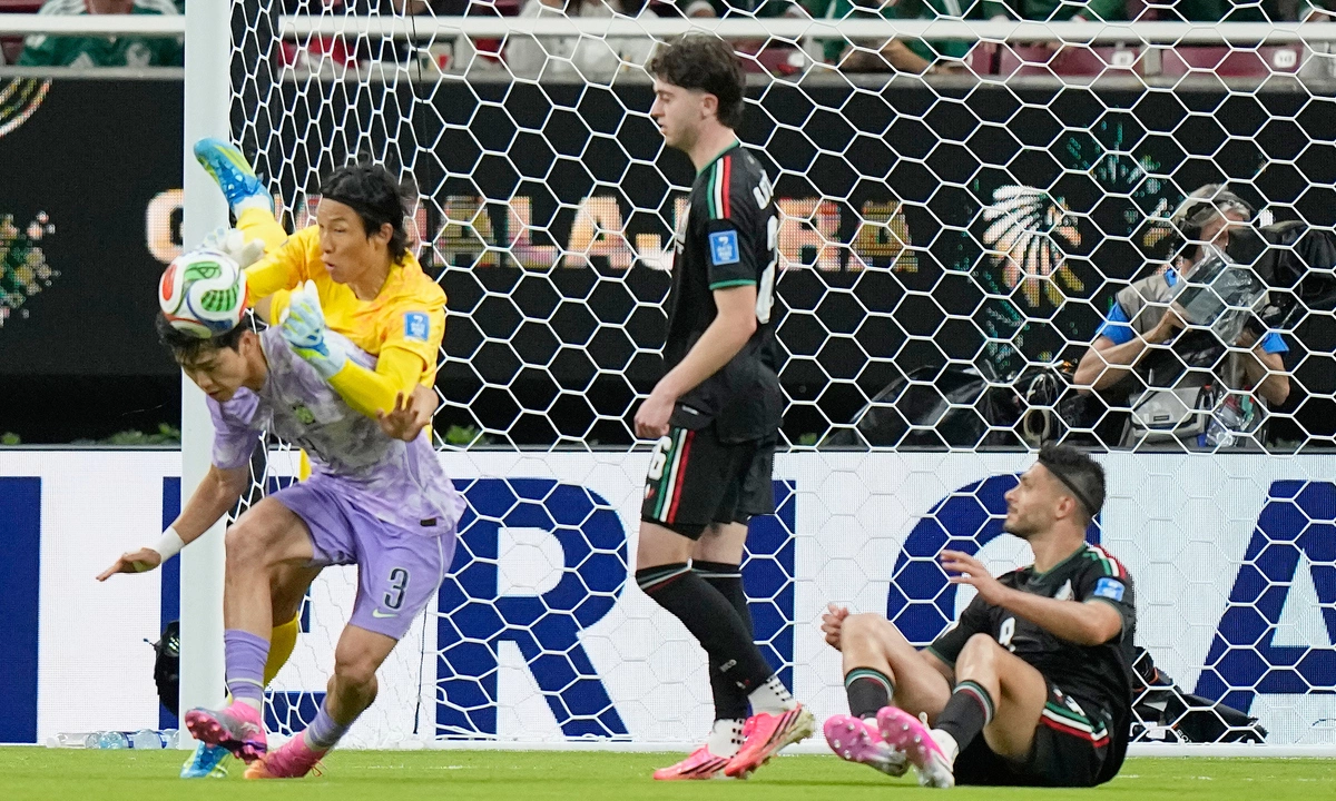 Mexico vượt qua vòng bảng World Cup 2026 nhờ sai lầm của thủ môn Hàn Quốc - hình ảnh - vipnohu90.com Mexico vượt qua vòng bảng World Cup 2026 nhờ sai lầm của thủ môn Hàn Quốc - hình ảnh - vipnohu90.com