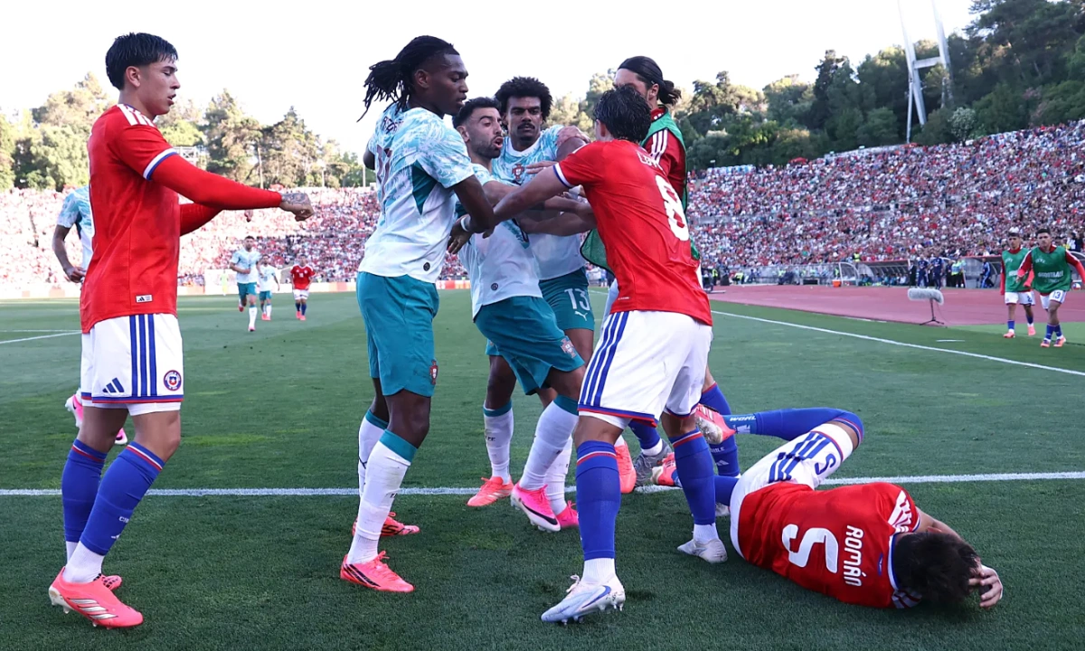 Tiền đạo Bồ Đào Nha tát đối thủ trong trận giao hữu trước World Cup - hình ảnh - vipnohu90.com Tiền đạo Bồ Đào Nha tát đối thủ trong trận giao hữu trước World Cup - hình ảnh - vipnohu90.com