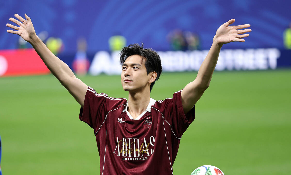 Tài tử Lý Hiện gây sốt trên sân bóng World Cup: góc nhìn mới cho người chơi Việt - hình ảnh - vipnohu90.com Tài tử Lý Hiện gây sốt trên sân bóng World Cup: góc nhìn mới cho người chơi Việt - hình ảnh - vipnohu90.com