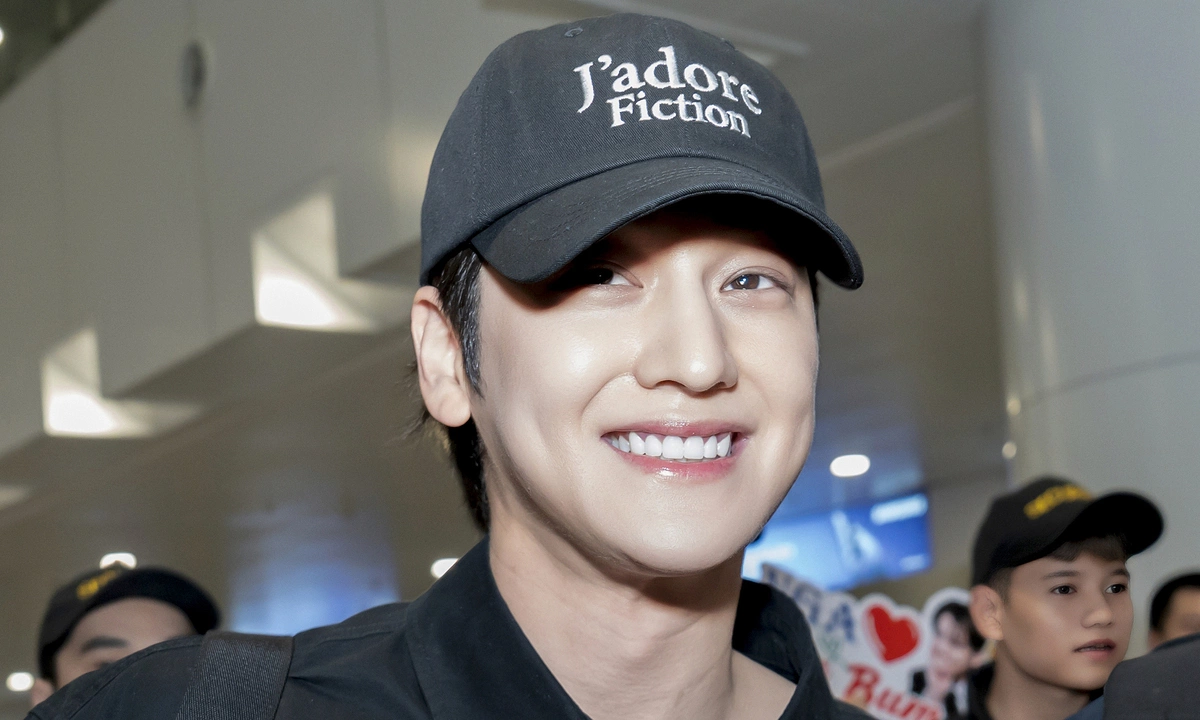 Mỹ nam ‘Vườn sao băng’ Kim Bum đến Hà Nội: Fan Việt háo hức đón thần tượng - hình ảnh - vipnohu90.com Mỹ nam ‘Vườn sao băng’ Kim Bum đến Hà Nội: Fan Việt háo hức đón thần tượng - hình ảnh - vipnohu90.com