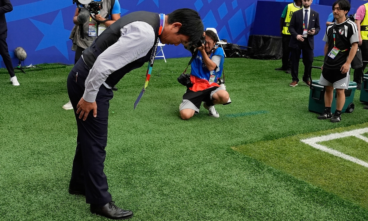 HLV Nhật Bản cúi đầu tri ân khán giả sau trận thua Brazil tại World Cup 2026 - hình ảnh - vipnohu90.com HLV Nhật Bản cúi đầu tri ân khán giả sau trận thua Brazil tại World Cup 2026 - hình ảnh - vipnohu90.com