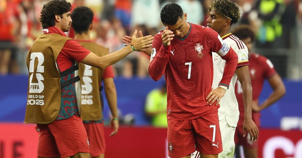 Ibrahimovic chê HLV Martinez không dám hy sinh Ronaldo, khiến Bồ Đào Nha bị loại cay đắng - hình ảnh - vipnohu90.com Ibrahimovic chê HLV Martinez không dám hy sinh Ronaldo, khiến Bồ Đào Nha bị loại cay đắng - hình ảnh - vipnohu90.com