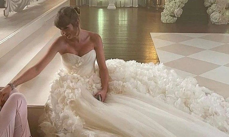 Taylor Swift diện đầm cưới Dior trong hôn lễ với Travis Kelce - hình ảnh - vipnohu90.com
